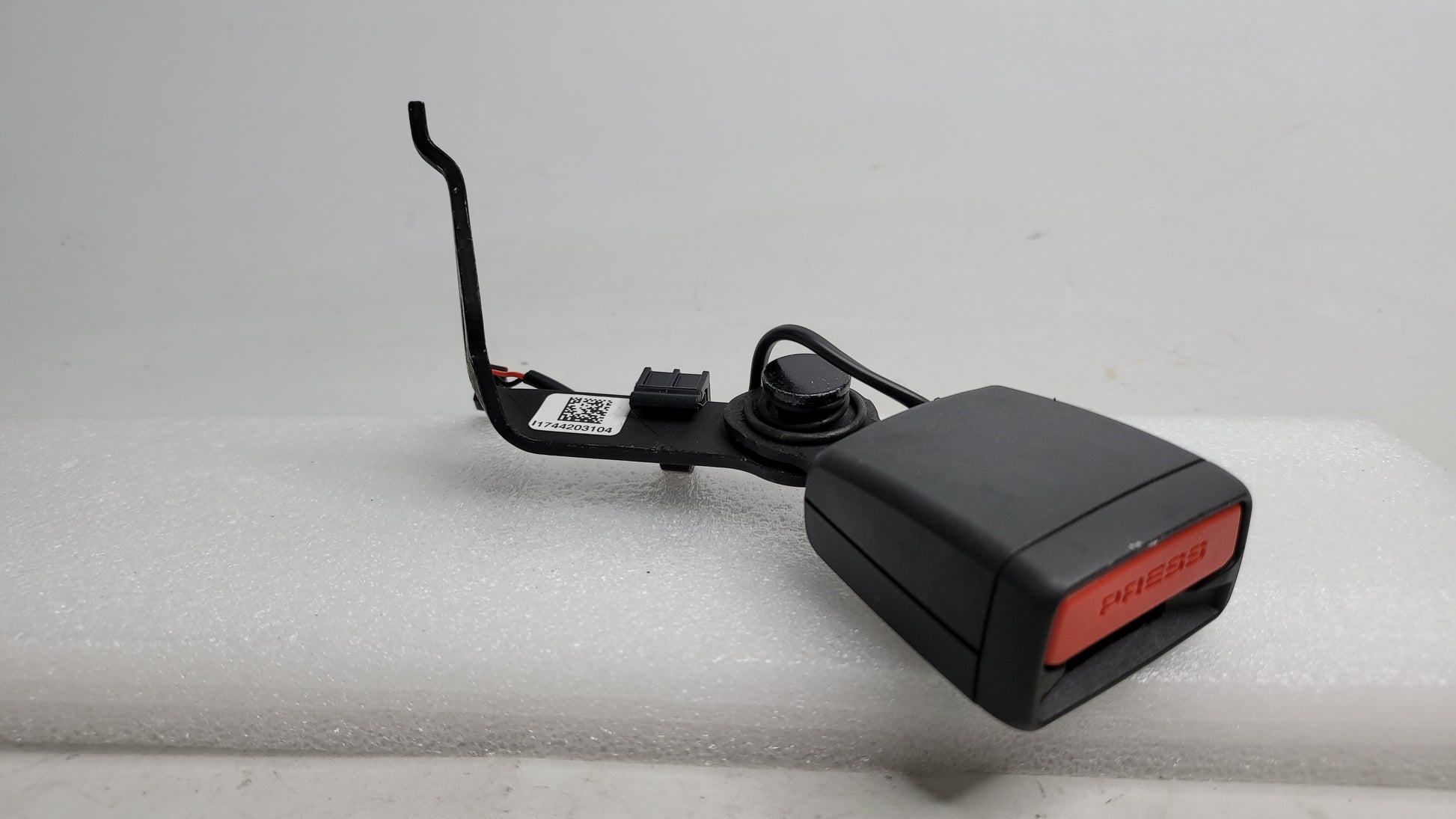 BMW M3 G80 - REAR LEFT SEAT BELT Buckle / Receiver 7442031 - MPerformance.parts
