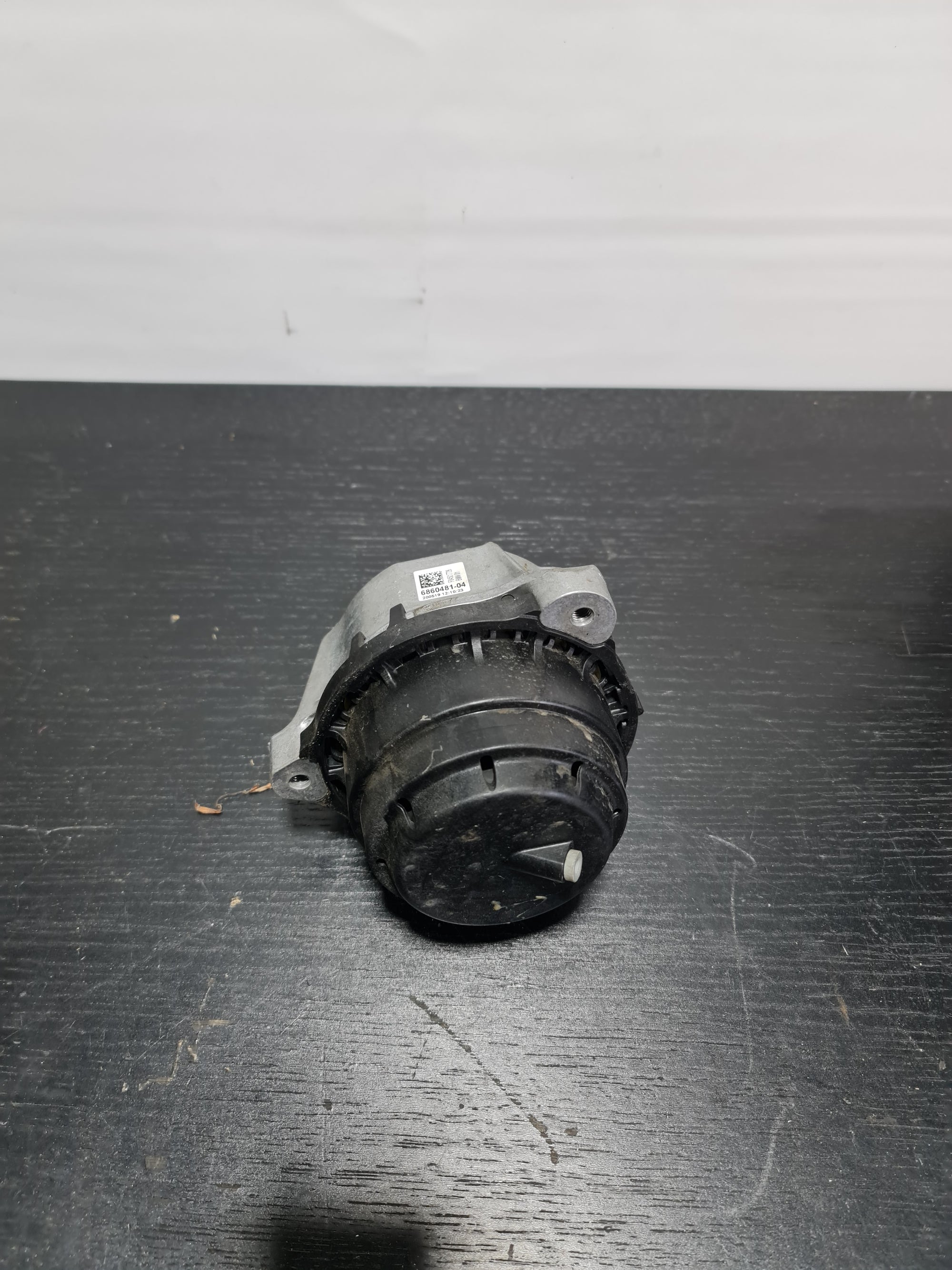 BMW 7 G11 G12 LEFT SIDE ENGINE MOUNT 6860481 22116860481 - MPerformance.parts