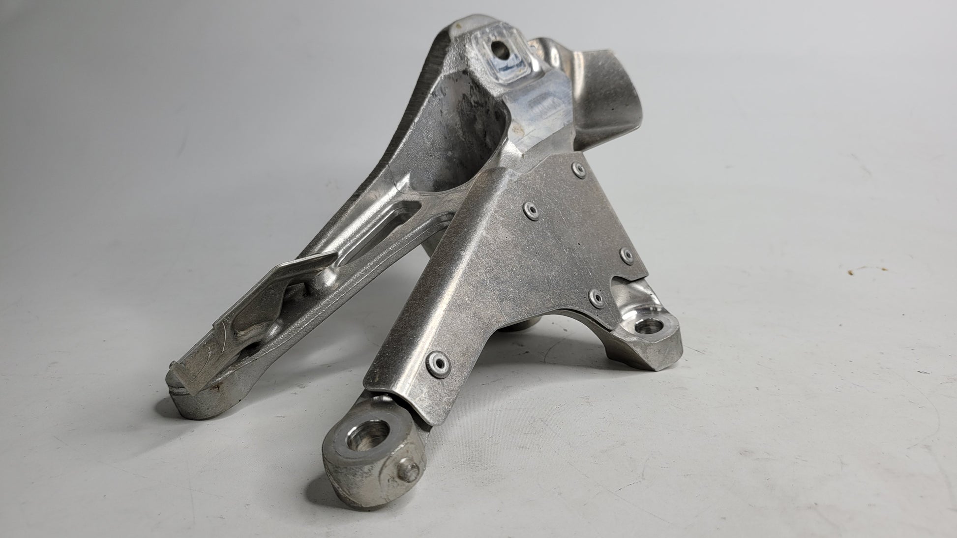 BMW F82 M4 F87 F80 F83 Right Engine Support Bracket 2284204 - MPerformance.parts