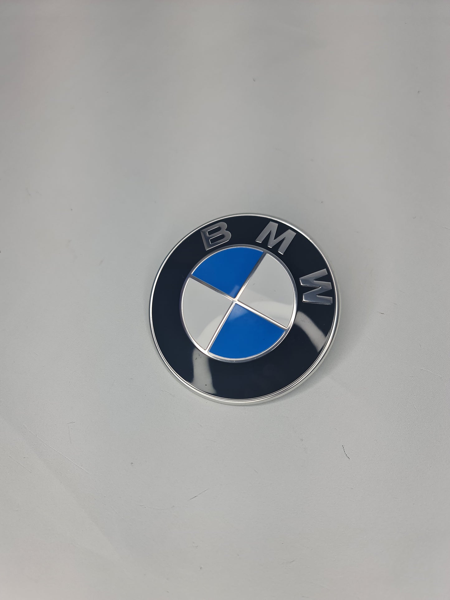 BMW E70 E83 E46 E36 E39 E90 E92 E60 X3 X5 FRONT HOOD Emblem Roundel 8132375 OE - MPerformance.parts