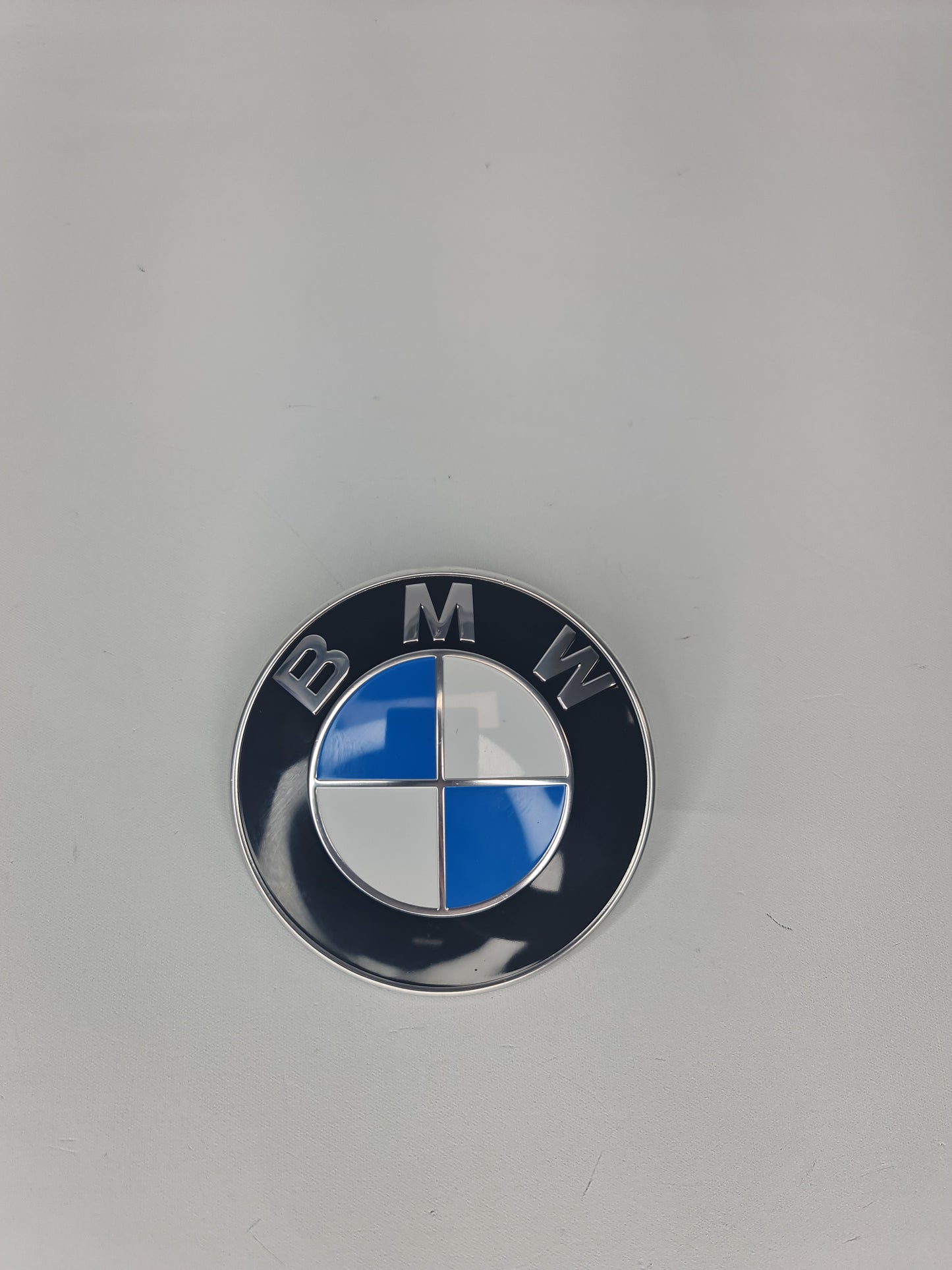 BMW E70 E83 E46 E36 E39 E90 E92 E60 X3 X5 FRONT HOOD Emblem Roundel 8132375 OE - MPerformance.parts