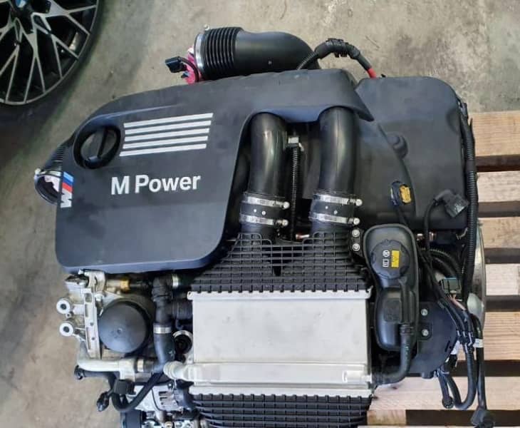 BMW M2 M3 M4 Competition S55B30 complete engine, lightly used with only 3500 km, detailed view of the high-performance engine.